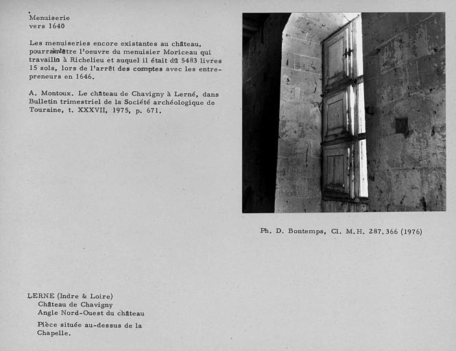 Menuiseries de la fenêtre de la pièce située au-dessus de la chapelle, angle nord-ouest du château