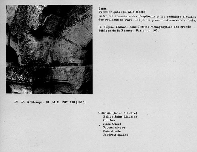 Joints de la face ouest du second niveau du clocher. Entre les chapiteaux et les premiers clavaux des rouleaux de l'arc, les joints présentent une cale en bois.