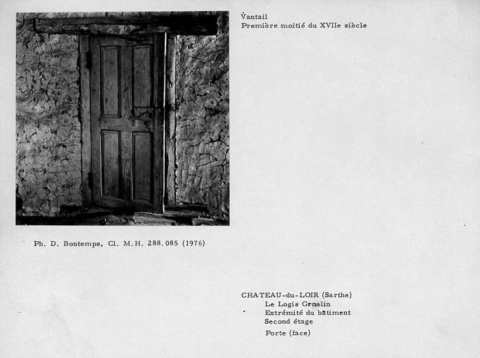 Face du vantail de la porte du dernier étage à l'extrémité gauche du bâtiment