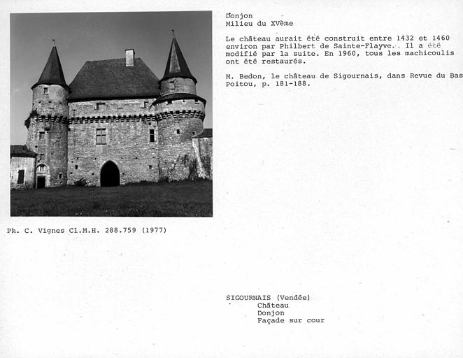Face sud-est sur cour de la poterne formant donjon