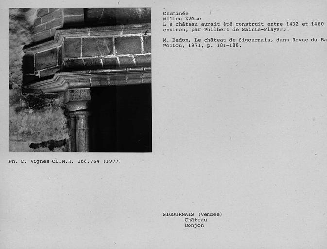 Cheminée de la première pièce au premier étage de la poterne formant donjon, détail du piédroit et du linteau