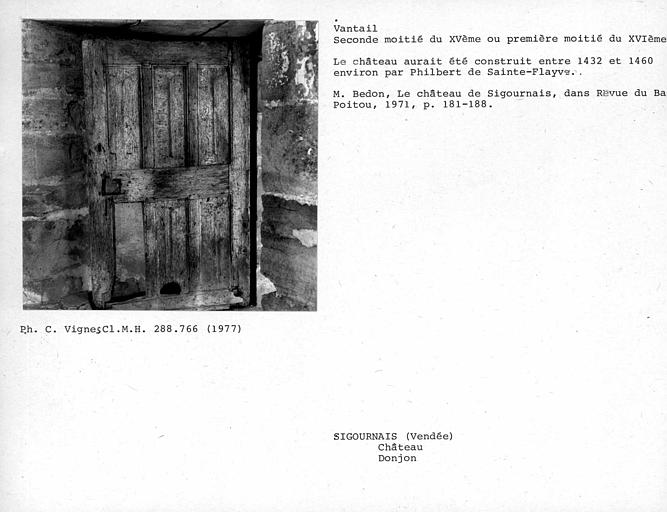 Vantail de porte du premier étage de la poterne formant donjon
