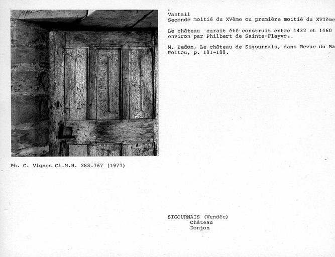 Partie inférieure du vantail de porte du premier étage de la poterne formant donjon