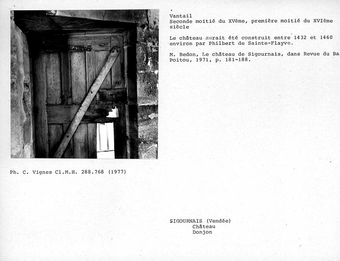 Revers du vantail de porte du premier étage de la poterne formant donjon