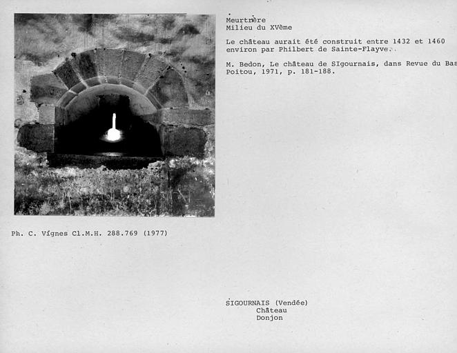 Meurtrière du premier étage de la poterne formant donjon