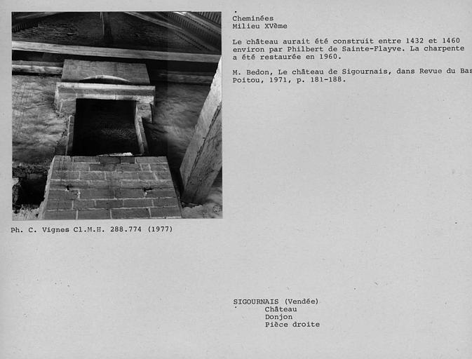 Cheminée de la deuxième pièce au deuxième étage de la poterne formant donjon