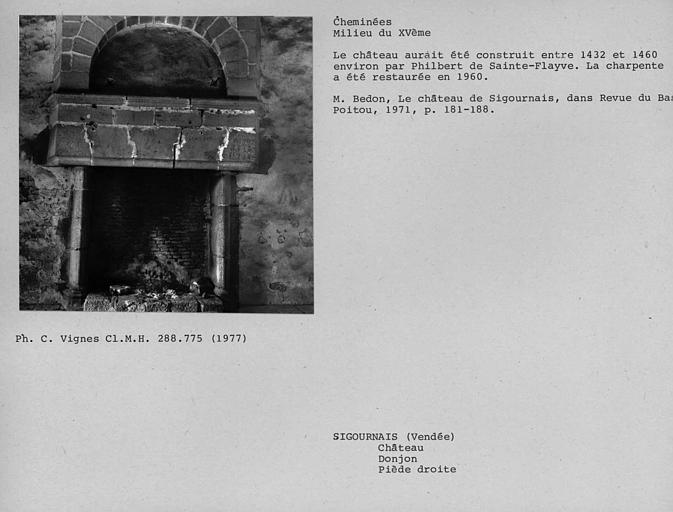 Cheminée de la deuxième pièce au premier étage de la poterne formant donjon