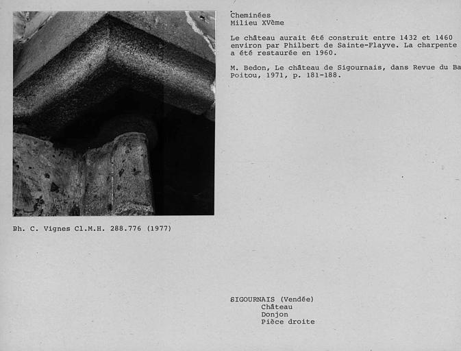 Cheminée de la deuxième pièce au premier étage de la poterne formant donjon. Chapiteau et détail du piédroit