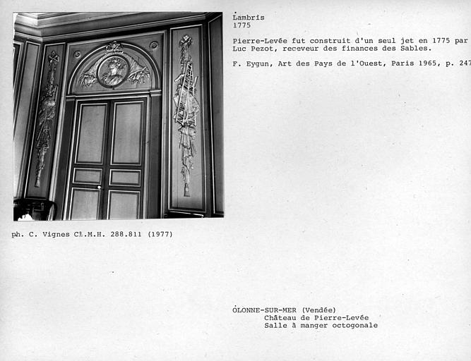 Lambris encadrant la porte de la salle à manger octogonale