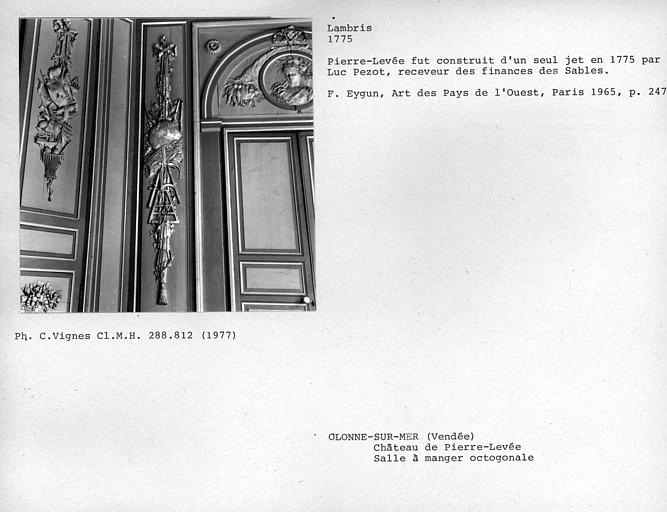 Lambris encadrant la porte de la salle à manger octogonale