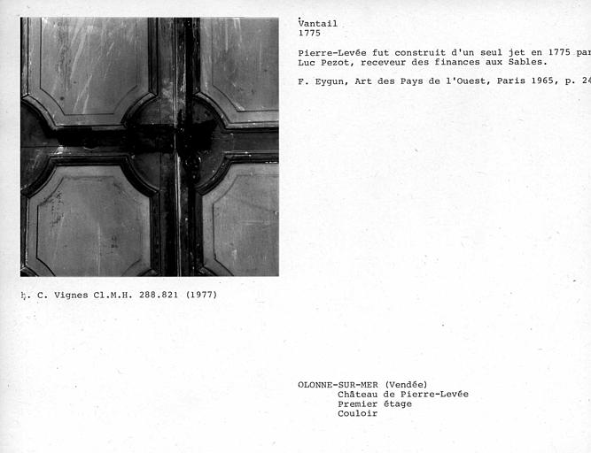 Détail du revers du vantail de la porte du couloir au premier étage