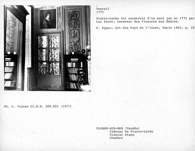 Lambris de la chambre du premier étage, vantail vitré de la porte