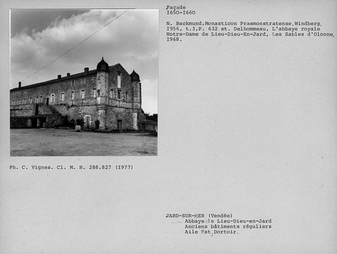 Façade de l'abbaye, vue sur l'aile est des bâtiments réguliers