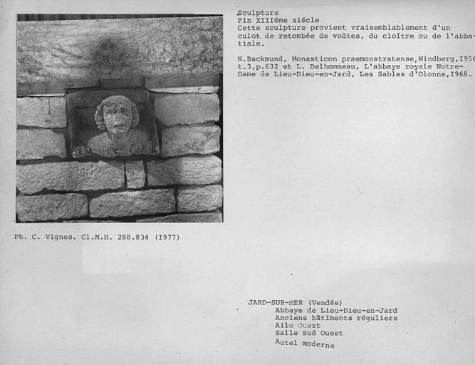 Culot sculpté remployé dans l'autel, salle voûtée de l'aile occidentale