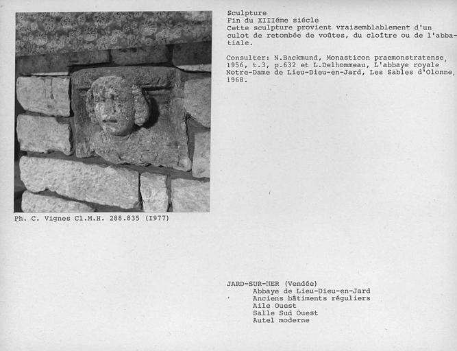 Culot sculpté remployé dans l'autel, salle voûtée de l'aile occidentale