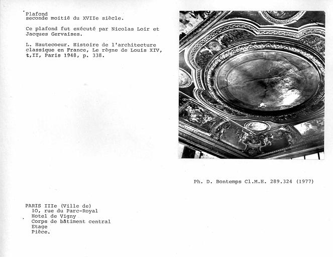 Corps de bâtiment central. Plafond peint de la pièce au premier étage