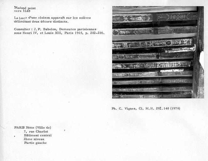 Trace d'une cloison séparant le plafond peint en deux décors distincts au deuxième niveau