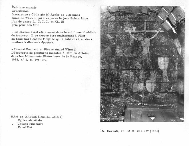 Mur ouest du caveau funéraire, actuellement à l'extérieur, jadis dans l'absidiole nord : Crucifixion