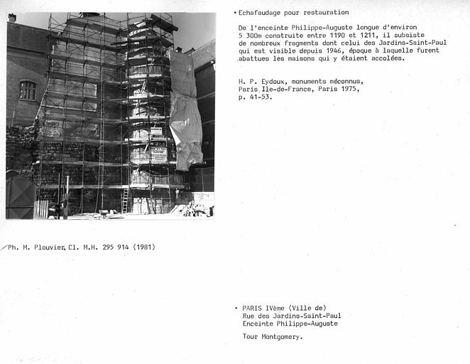 Enceinte fortifiée, échafaudage de la tour en cours de restauration en 1981