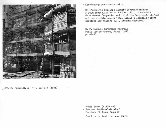 Enceinte fortifiée, échafaudage de la tour en cours de restauration en 1981