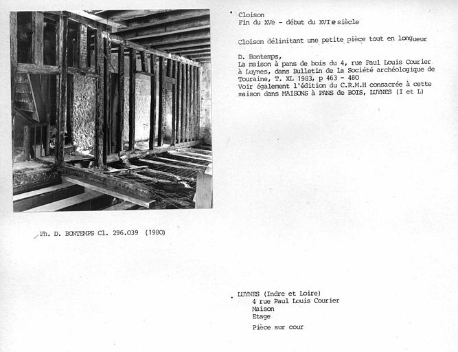 Cage d'escalier et cloison intérieure d'une pièce sur cour à l'étage