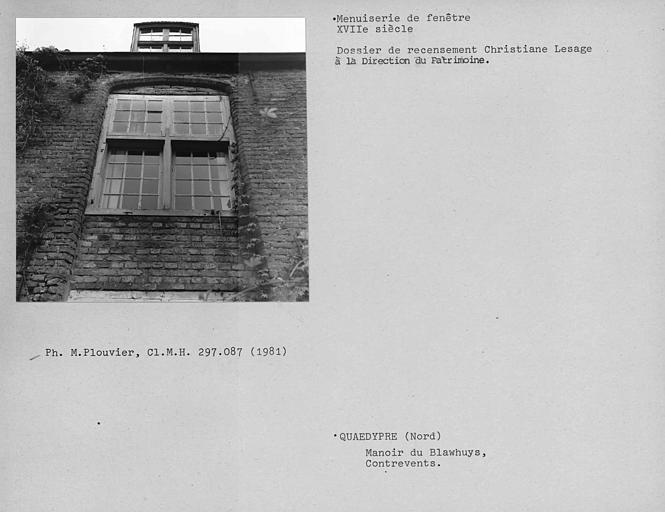 Détail des menuiseries et volets d'une fenêtre de la façade antérieure du manoir