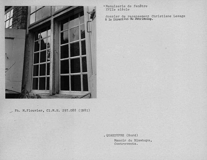 Détail des menuiseries et volets d'une fenêtre de la façade antérieure du manoir
