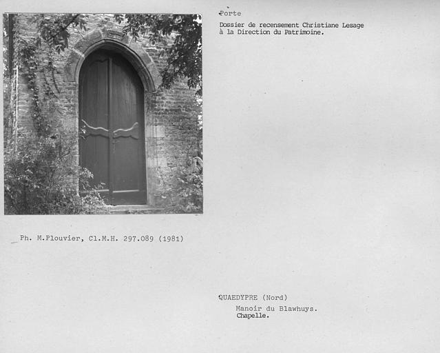 Extérieur de la porte de la chapelle