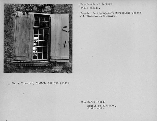 Menuiserie de fenêtre de la façade antérieure du salon