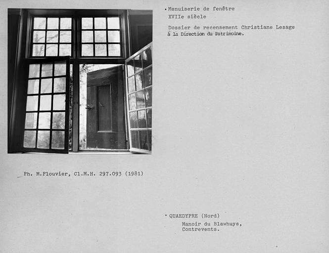 Menuiseries de fenêtre de la façade antérieur du salon