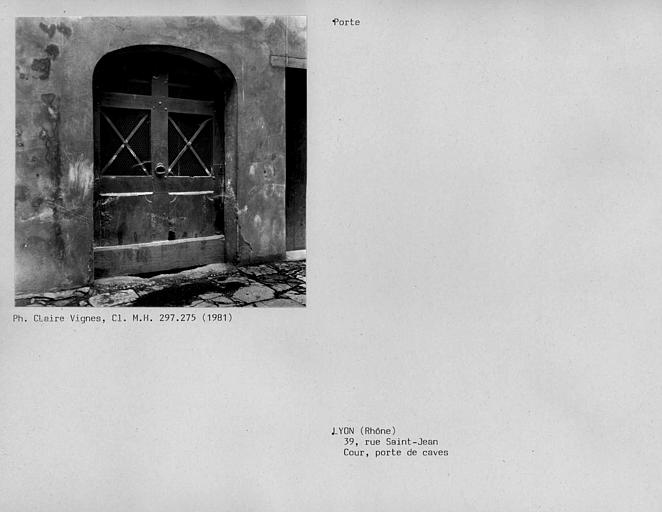 Porte de caves sur cour