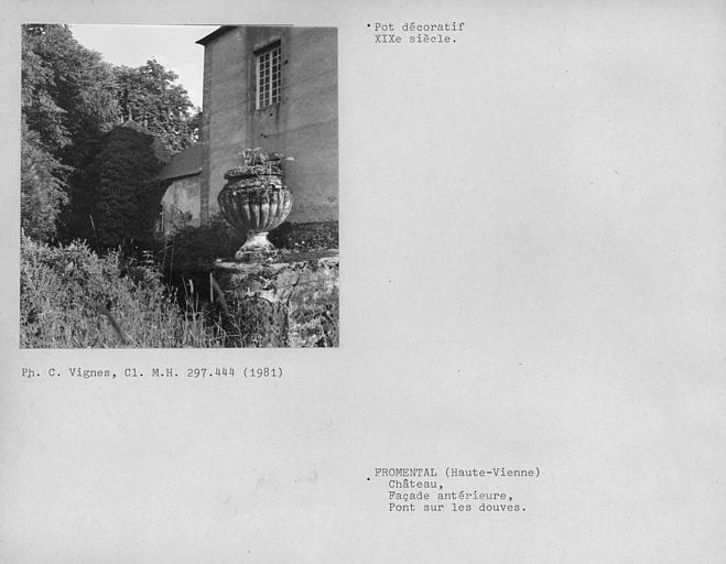 Pot ornemental de la façade antérieure sur jardin