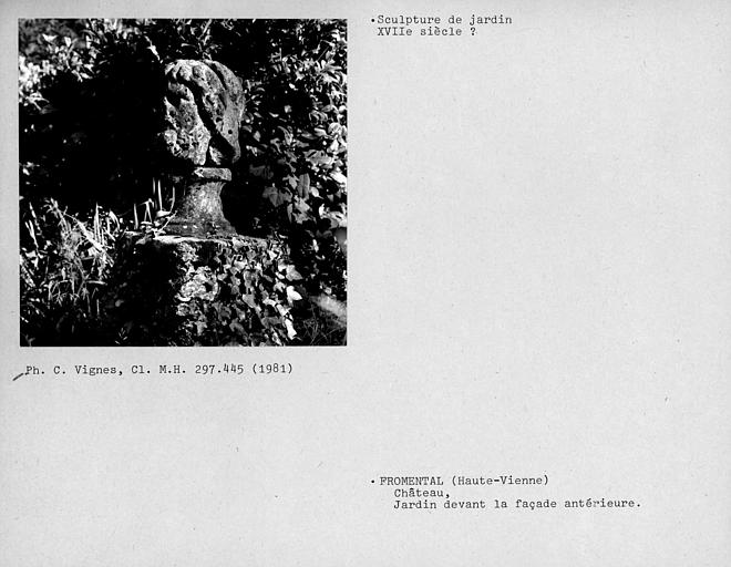 Sculpture de jardin représentant une tête d'homme, devant la façade antérieure