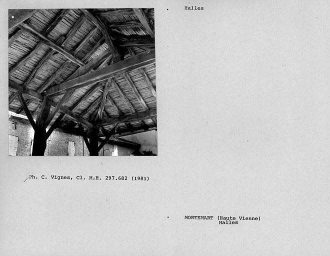 Vue intérieure des halle, charpente de bois