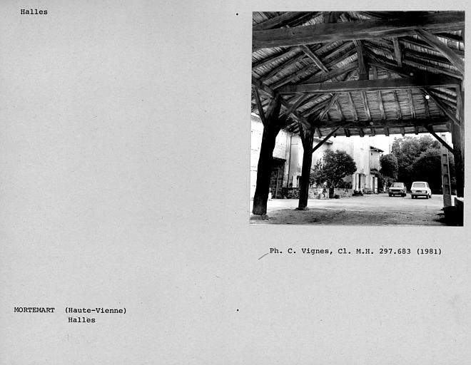 Vue intérieure des halles, charpente de bois