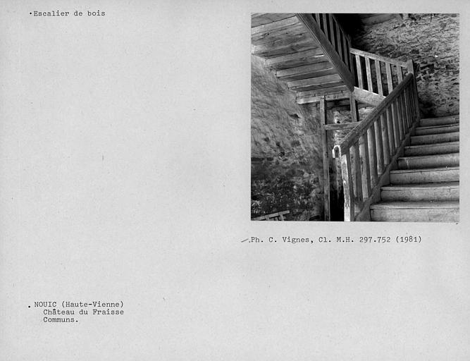 Escalier en bois de l'aile gauche des communs