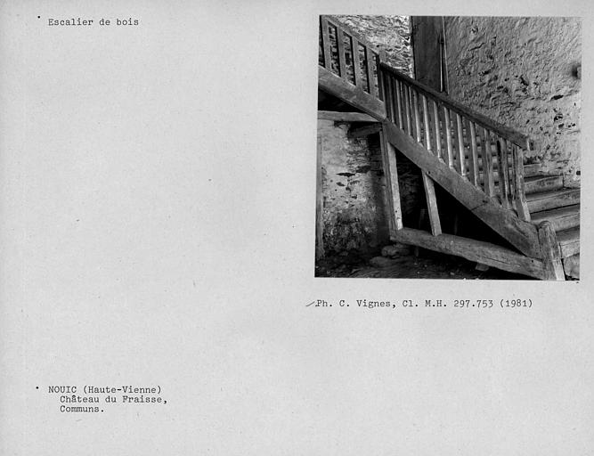 Escalier en bois de l'aile gauche des communs