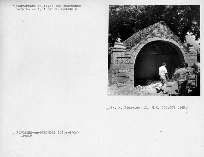 Lavoir. Couverture en laves sur charpente refaite en 1981