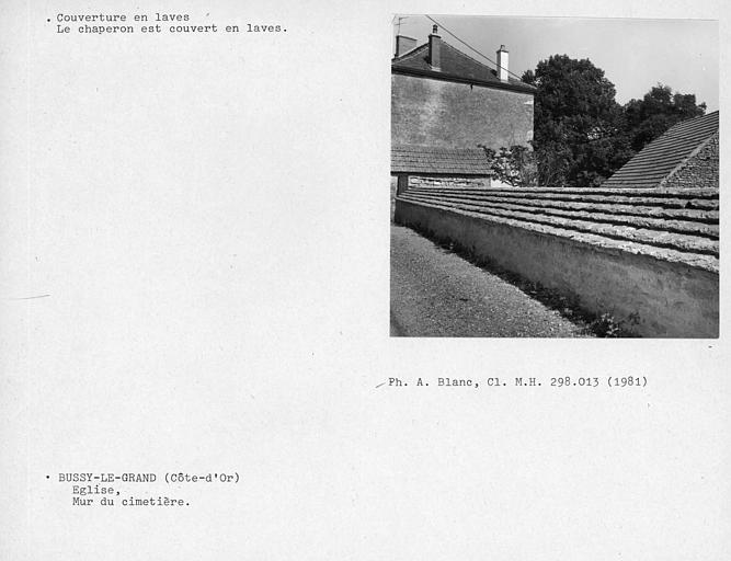 Mur du cimetière. Couverture en laves du chaperon