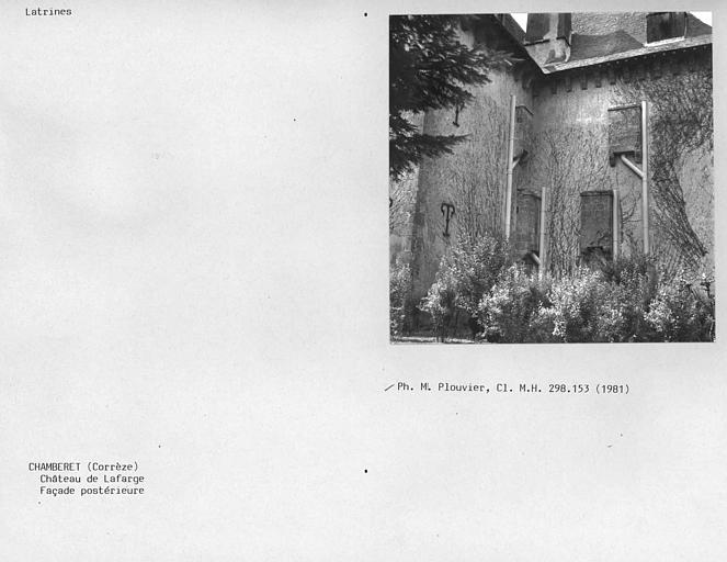 Latrines avec écoulement sur la façade postérieure