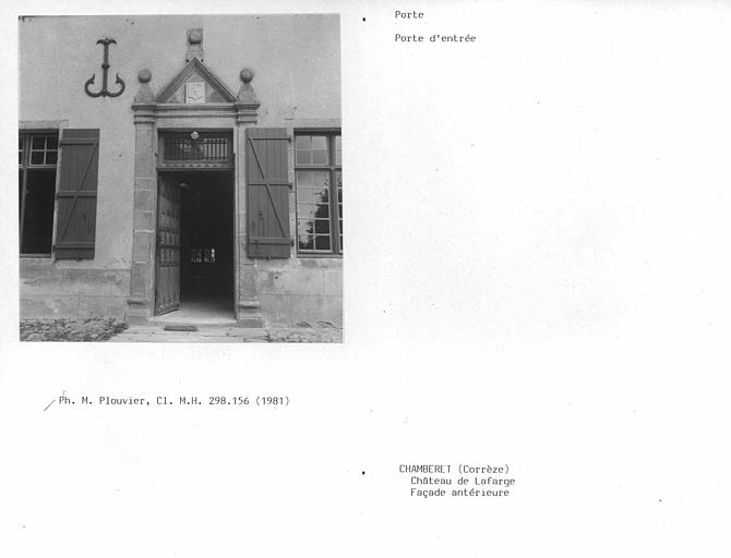 Façade antérieure. Détail de la porte d'entrée de la façade antérieure