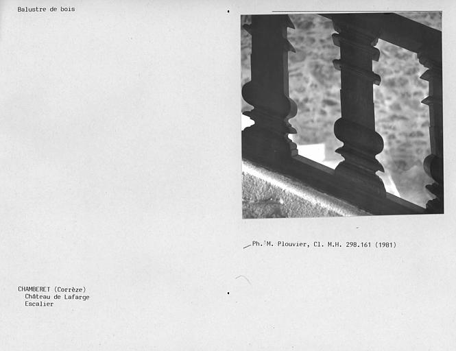 Détail d'un balustre de bois de la rampe de l'escalier