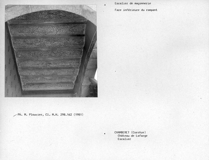 Face inférieure du rampant de la rampe-sur-rampe de l'escalier