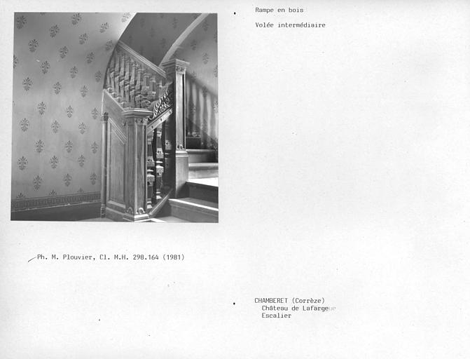 Volée intermédiaire de l'escalier, rampe en bois