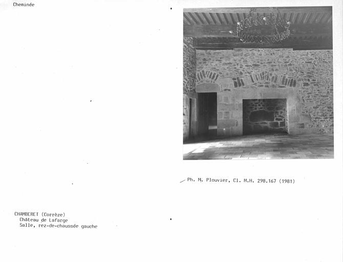 Cheminée de la salle en entrant, à gauche du rez-de-chaussée