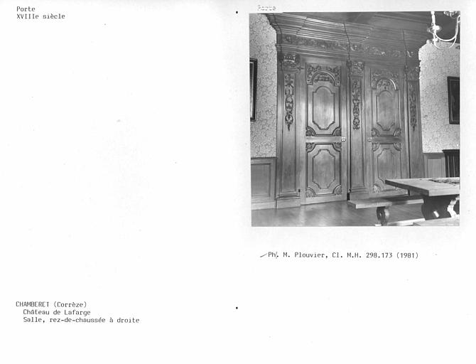 Portes de la salle à droite du rez-de-chaussée