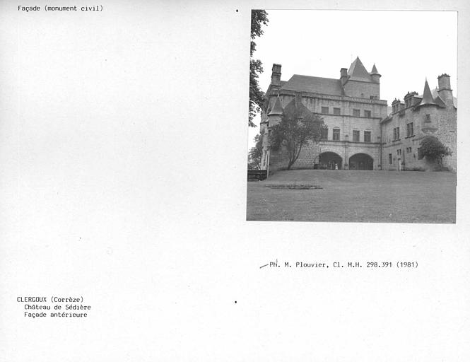 Façade antérieure avec corps de bâtiment en retour d'équerre