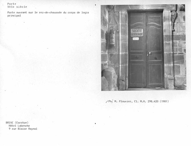 Porte ouvrant sur le rez-de-chaussée du corps de logis principal