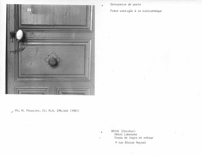 Détail de bouton de porte de la pièce contiguë à la bibliothèque du couloir du corps de logis en retour