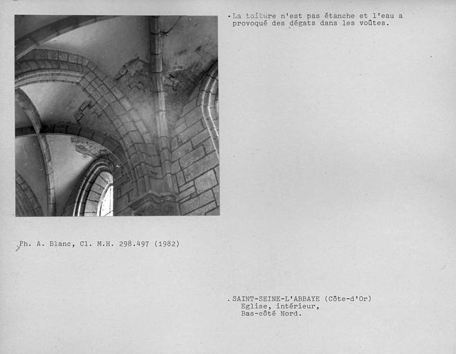 Voûtes côté nord. Dégâts causés par les fuites du toit du bas-côté nord intérieur